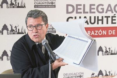Claudio X. González lava dinero, acusa Monreal