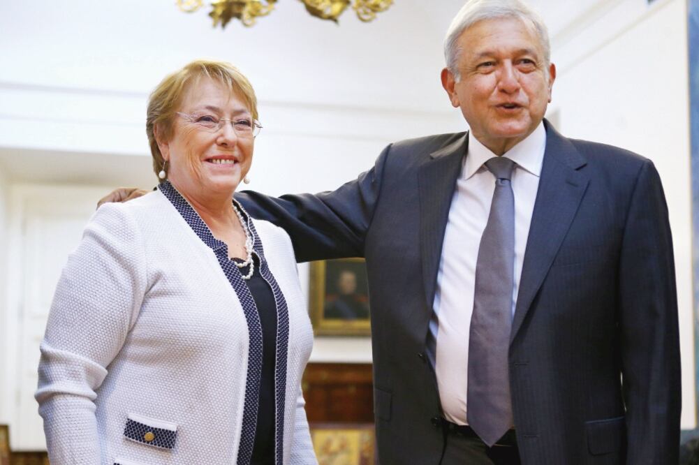 El gobierno de Chile compartió algunas imágenes de la reunión entre Andrés Manuel López Obrador y la presidenta Michelle Bachelet. El líder de Morena aseguró que mantuvieron una plática amistosa (EFE)