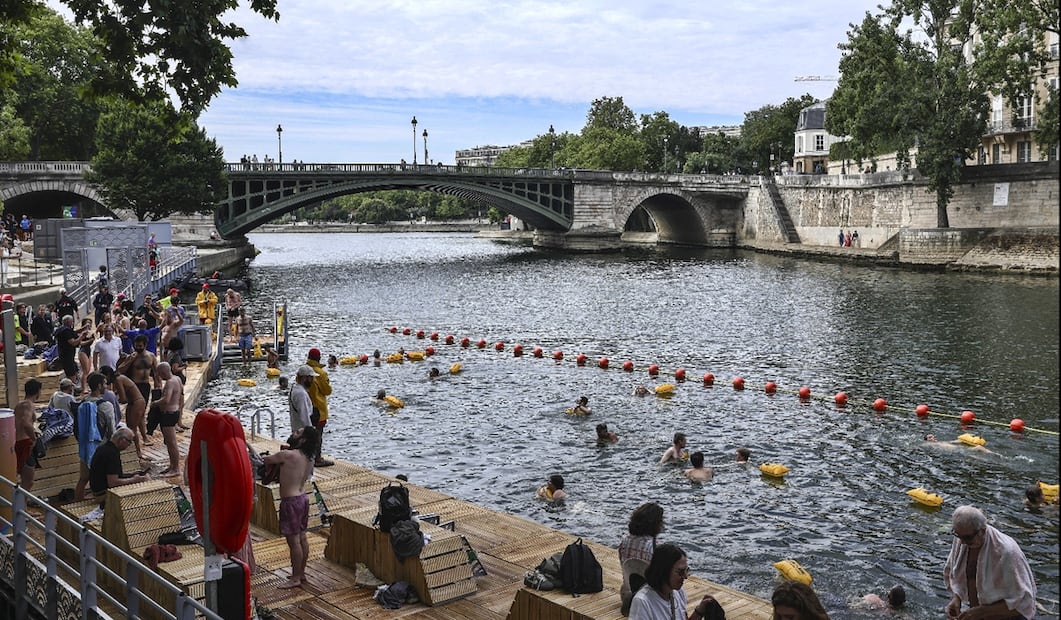 Personas nadan cerca del Pont Marie, una de las tres zonas de baño seguras abiertas al público en el río Sena, en París, Francia, el 5 de julio de 2025. Foto: EFE