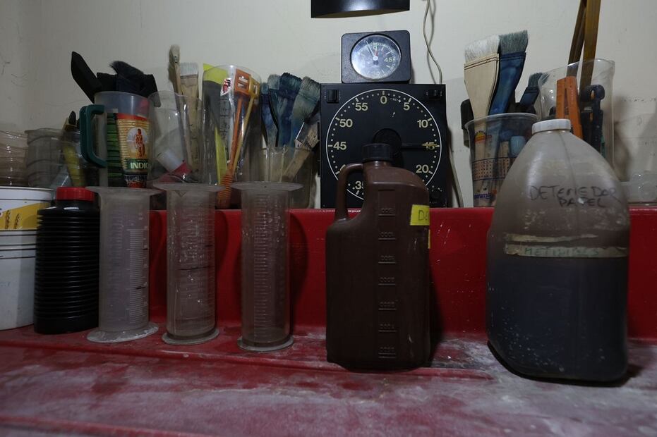 Los materiales químicos que emplea Daniel en dos de sus laboratorios de revelado, en el Taller Selenium. Foto: Berenice Fregoso /El Universal