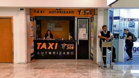 Taxistas del AICM exigen espacio para trabajar