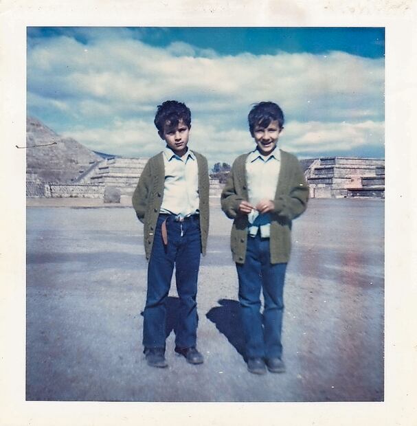 López Luján con su hermano Alfredo Xallápil en Teotihuacán, en 1969. Foto: Archivo familiar López Luján