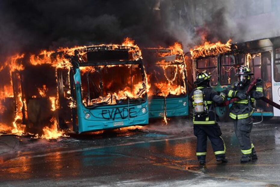 Así amaneció el metro de Chile tras las protestas contra el alza al pasaje