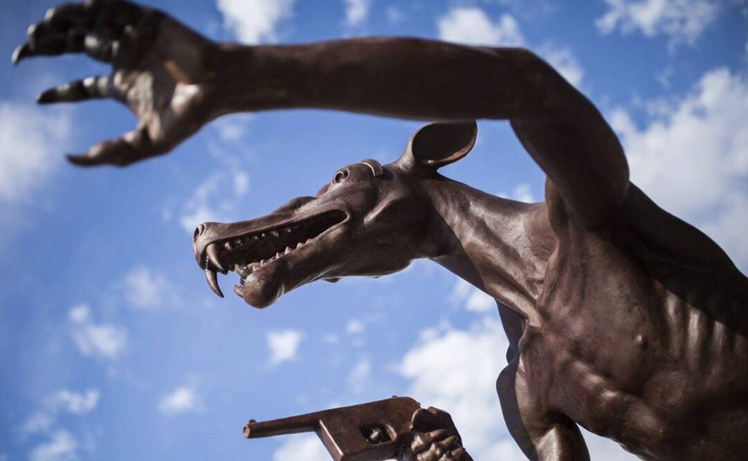 Los animales han sido fabricados a base de bronce y latón y están en una posición agresiva y con la garra derecha delantera alzada, lo que recuerda el tradicional saludo nazi. FOTO: Sophia Kembowski/EFE.