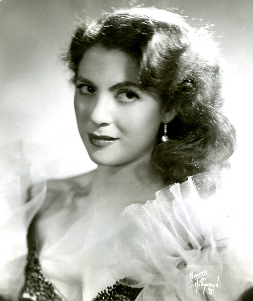 María Antonieta Pons tenía facciones finas y expresivas, con un aire dulce que contrastaba con la sensualidad de sus bailes. Sus ojos eran grandes, oscuros y muy expresivos.
Fototeca EL UNIVERSAL.