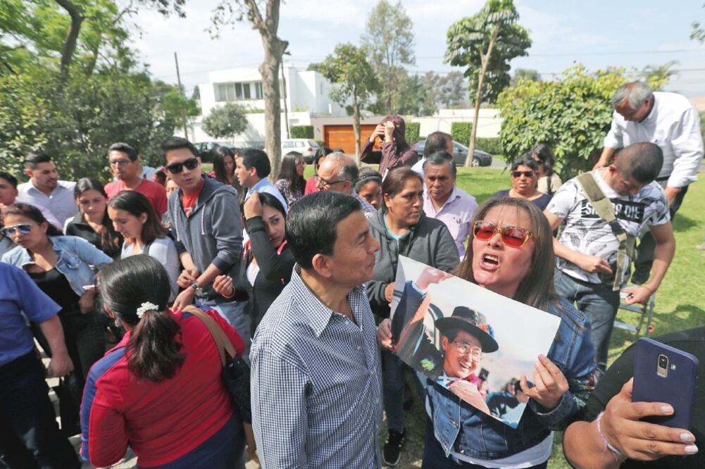 Simpatizantes expresan su apoyo al ex presidente Alberto Fujimori afuera de la casa de éste, luego de que la Corte Suprema anulara el indulto que lo beneficiaba. (MARIANA BAZO. REUTERS)