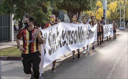 Jugadores de Leones Negros protestan al estilo de marcha estudiantil