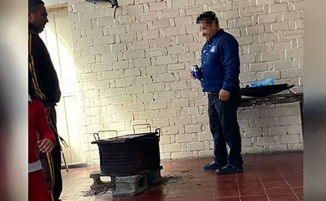 El profesor de educación básica de Coahuila fue grabado cuando cuidaba el anafre para asar la carne. Foto: Especial