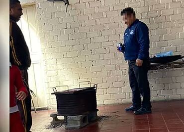 Captan a director de primaria con “carnita asada” y “chelas” frente a salón de clases
