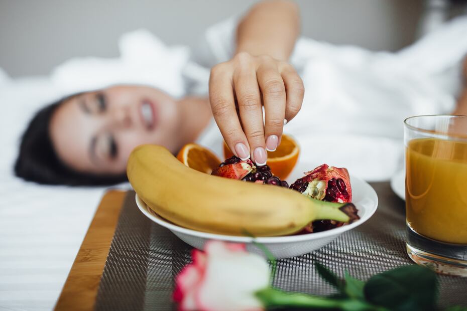 Dormir mejor es posible si eliges alimentos que aporten melatonina, triptófano y magnesio. Foto: Freepik