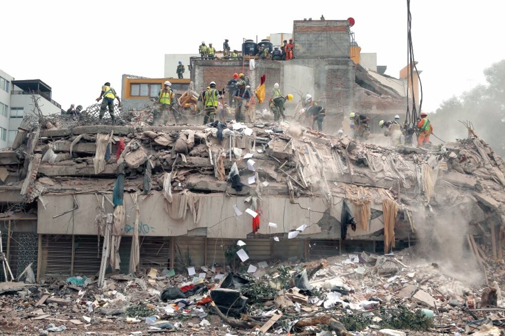 De acuerdo con Amafore, las administradoras se sumaron a la iniciativa Fuerza México y donaron 10 millones de pesos para la etapa de reconstrucción. (REBECCA BLACKWELL. AP)