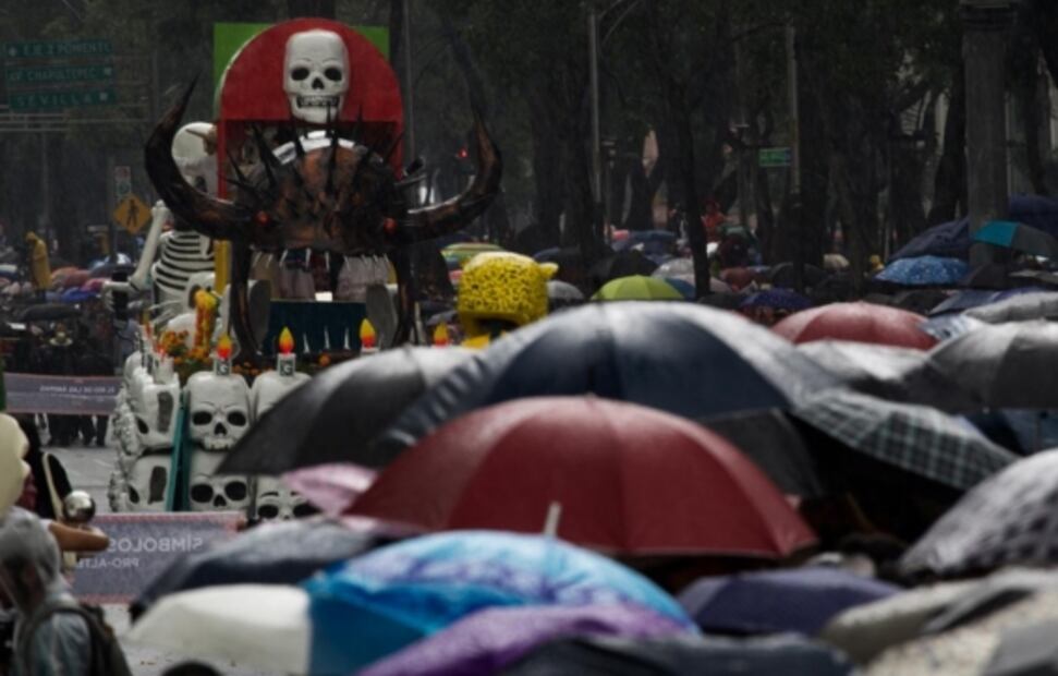 Mega Desfile de Día de Muertos continúa a pesar de la lluvia en la CDMX