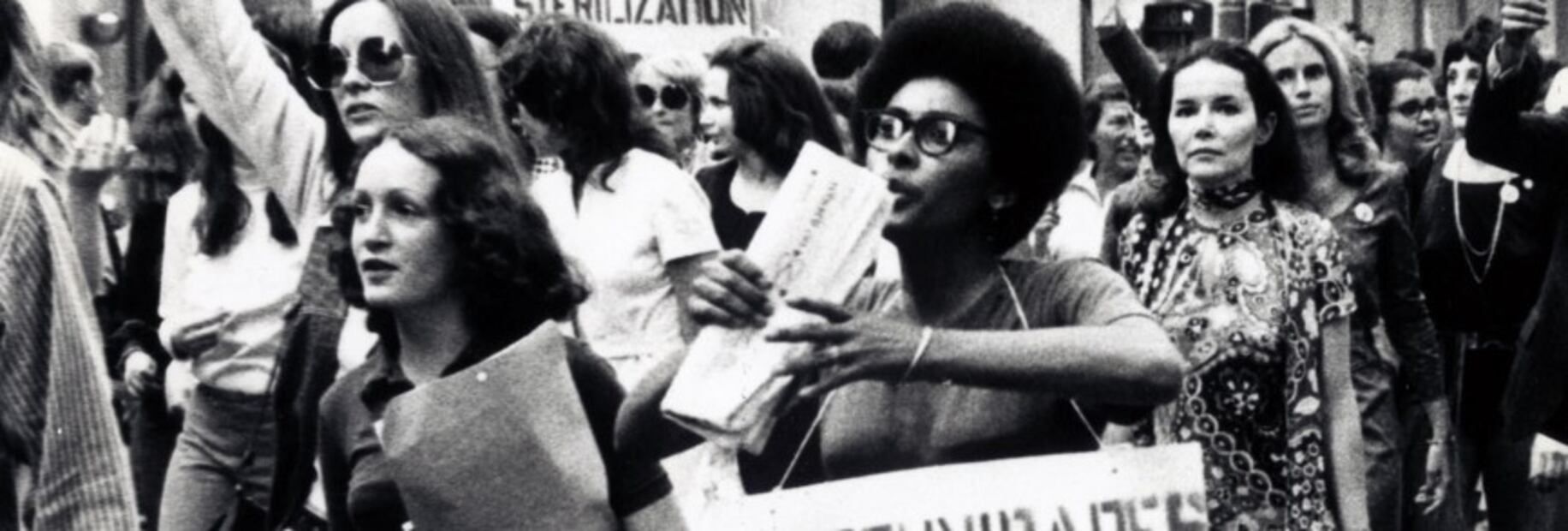 En la foto,
a la izquierda, 
la escritora Betty Friedan, quien encabezó la marcha de la Huelga de Mujeres por la Igualdad en la Quinta Avenida en 1970./ MCNY,cortesía de la Sociedad Histórica de New York
