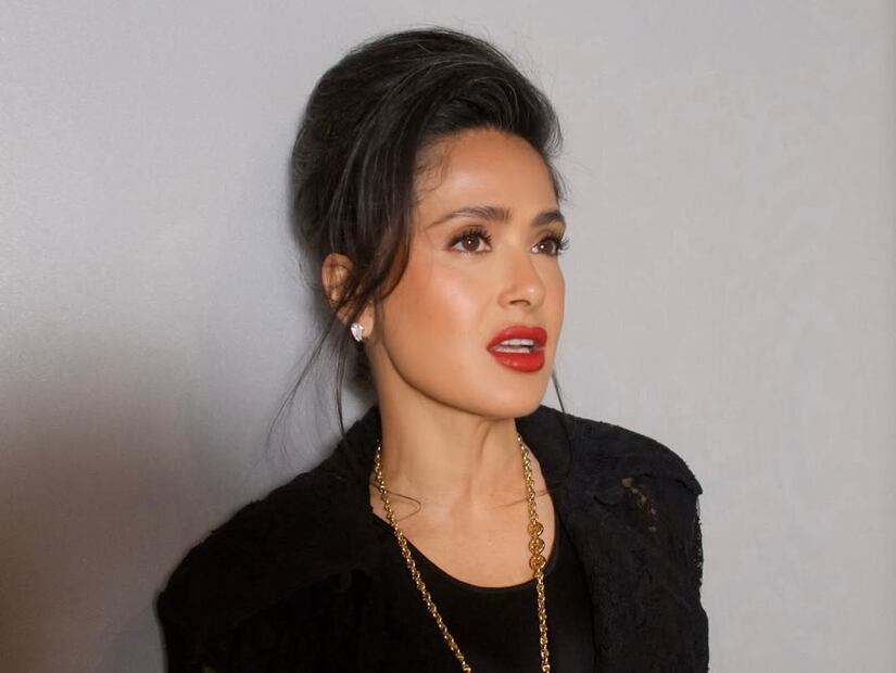 Salma Hayek luce sus canas naturales, pero también usa tintes. Foto: