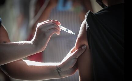 Vacunas antiCovid combaten a ómicron y a las demás variantes, confirma estudio