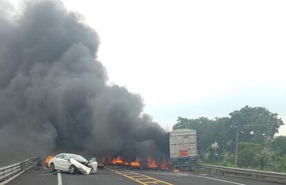 Tractocamión cargado con cebada choca contra muro de la autopista Veracruz-Xalapa y se incendia