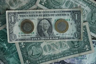 Dólar cierra la semana en 19.47 pesos al mayoreo; mercados accionarios también cierran al alza