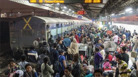 Patrulla de la decencia: Nueva Delhi despliega a policía para evitar besos en el metro