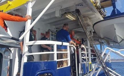 Rescatan en altamar a dos turistas estadounidenses tras complicaciones de salud en BCS; ambos son adultos mayores