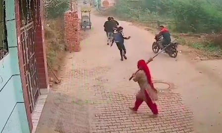 VIDEO A punta de escobazos mujer espanta a delincuentes durante una balacera