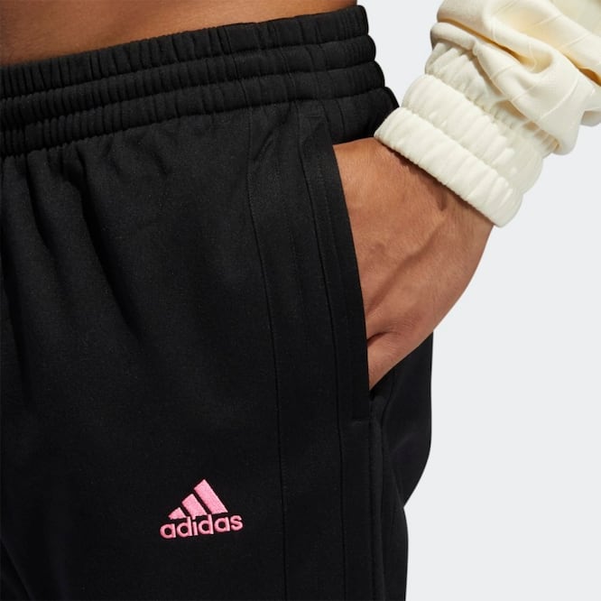 El Día de Muertos está cerca y Adidas no lo deja pasar desapercibido sacando a la venta pants con divertidos diseños / Foto: adidas.com