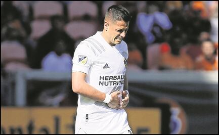 Aficionados del Galaxy llaman "Basura" al Chicharito Hernández