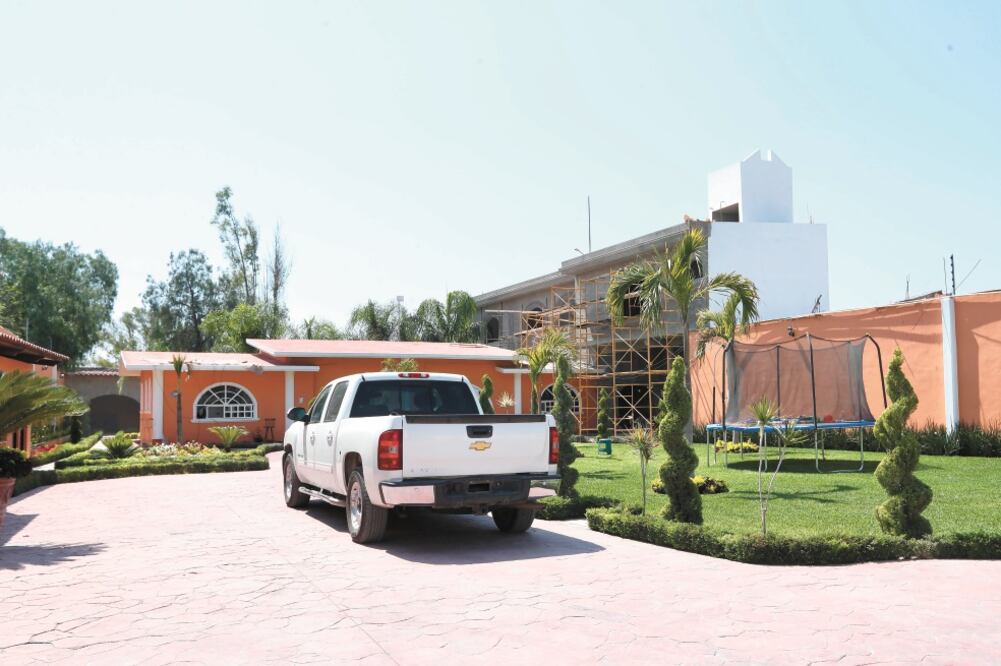 Una segunda casa fue asegurada ayer al grupo delictivo por elementos de la Marina durante el operativo Golpe de Timón. En su interior se encontró un automóvil Volvo y varias camionetas. (VALENTE ROSAS. EL UNIVERSAL)