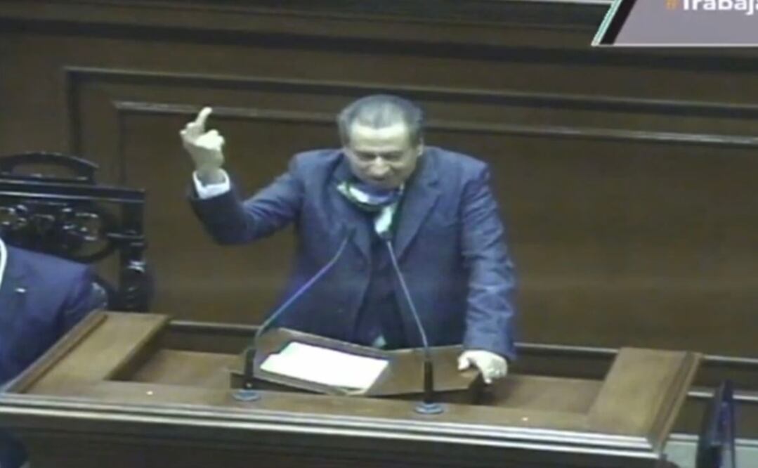 El diputado Sergio Augusto López Ramírez, del Partido Verde (PVEM), se valió de una analogía y con una señal obscena para defender su postura a favor del derecho a la vida. Foto: Especial