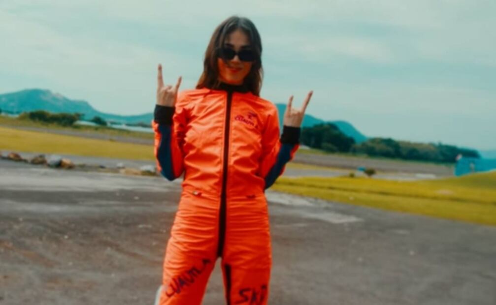 Danna Paola casi vomita al ser lanzada de un avión por Juanpa Zurita