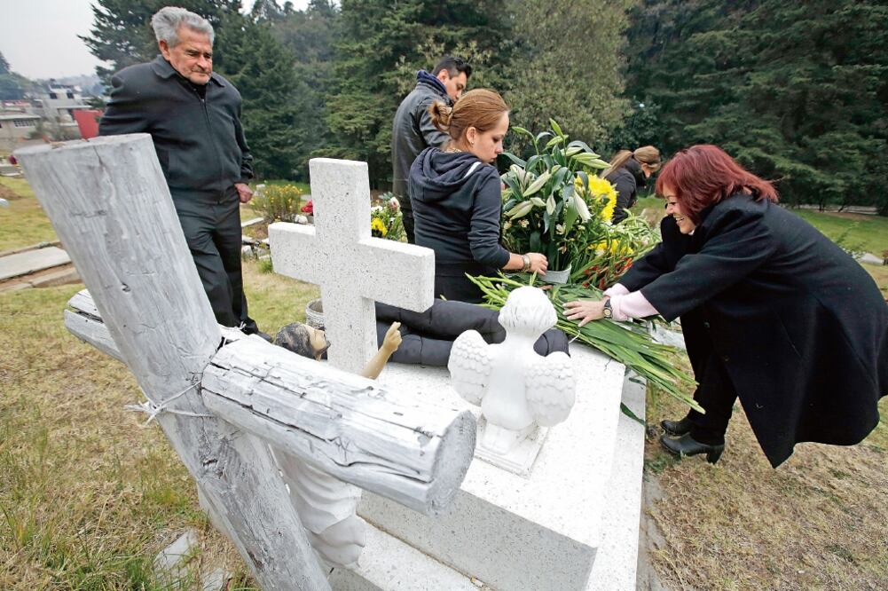 La enfermera Ana Lilia se encuentra sepultada junto a su madre. Sus familiares se sienten orgullosos de que diera su vida por salvar a los bebés (ESPECIAL)
