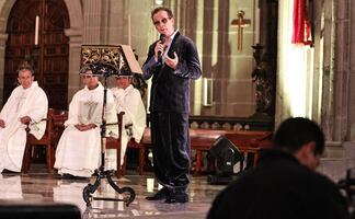 Emmanuel, de la Catedral Metropolitana al Vive Latino; el cantante celebra así 50 años de carrera 