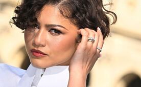 Zendaya reaviva rumores de boda con Tom Holland tras aprecer con un anillo dorado en París