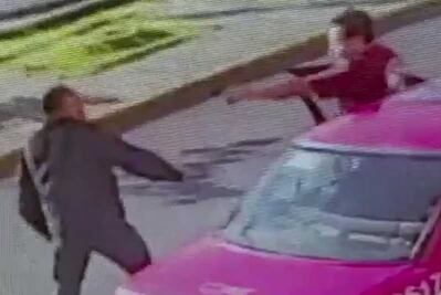 Policía intenta detener robo y lo desarman en Neza