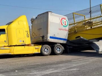 Tráiler derriba puente peatonal sobre la carretera federal Silao-Irapuato