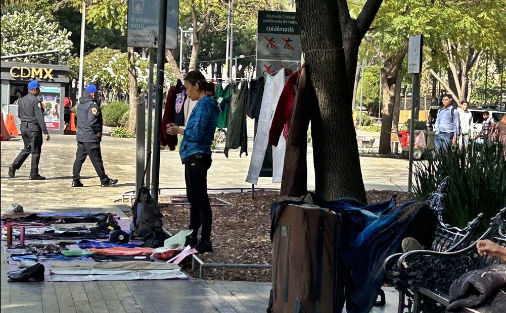Ambulantes regresaron a Bellas Artes y a la Alameda Central ante la complacencia de autoridades capitalinas. Foto: Berenice Fregoso/EL UNIVERSAL