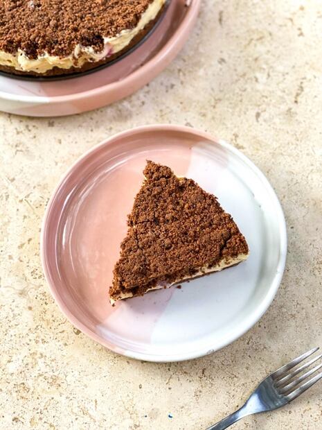 Prepara un pastel de café y cacao con jocoque y frutos rojos