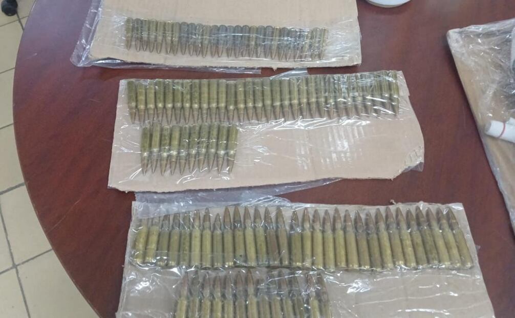 La Marina Armada aseguró 136 cartuchos de diferentes calibres, cinco cámaras parasitas de videograbación y 12 uniformes tácticos apócrifos, en la comunidad de Huizontla, municipio de Chinicuila, en Michoacán. Foto: Especial