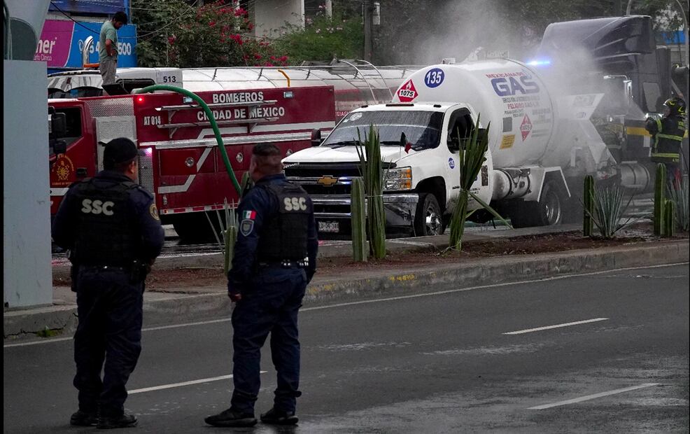 Una pipa de gas chocó sobre la avenida Tláhuac, tras sufrir una ponchadura de llanta, provocando una fuga en la línea de abastecimiento por lo que cuerpos de emergencia acudieron al lugar en la Ciudad de México, el 8 de octubre de 2025. Foto: Cuartoscuro.com
