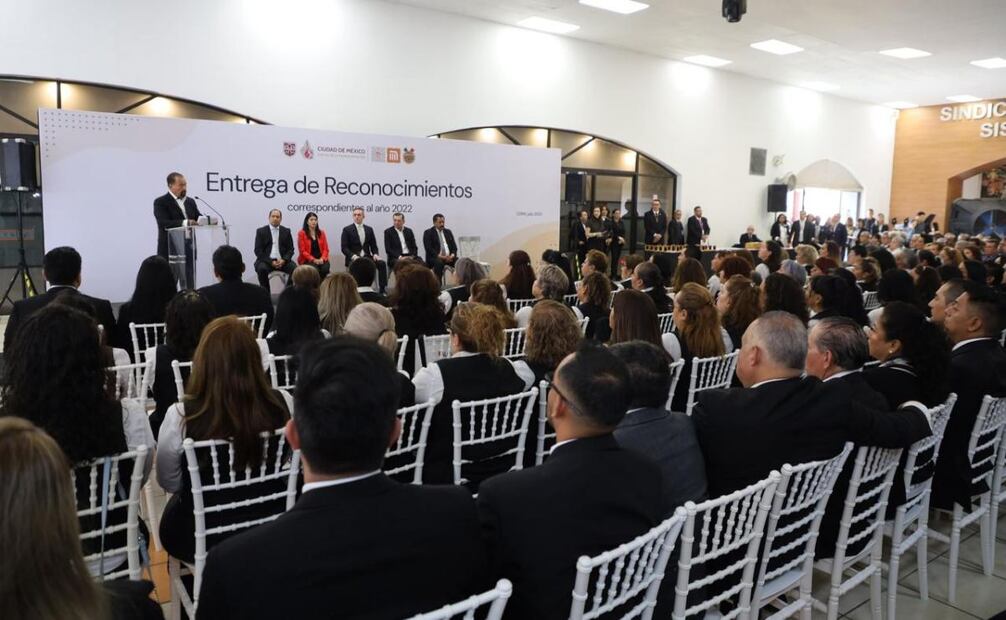 Entrega de centenarios y monedas de plata a trabajadores con 25, 30, 35, 40, y 50 años de servicio. Foto: Especial