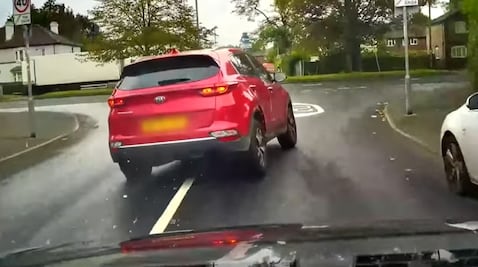 Joven roba una camioneta y finge estar dormido para no ser arrestado