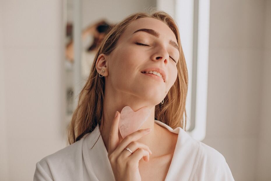 Mía Astral recomienda masajes faciales con gua sha en cuarto creciente. Foto: Freepik
