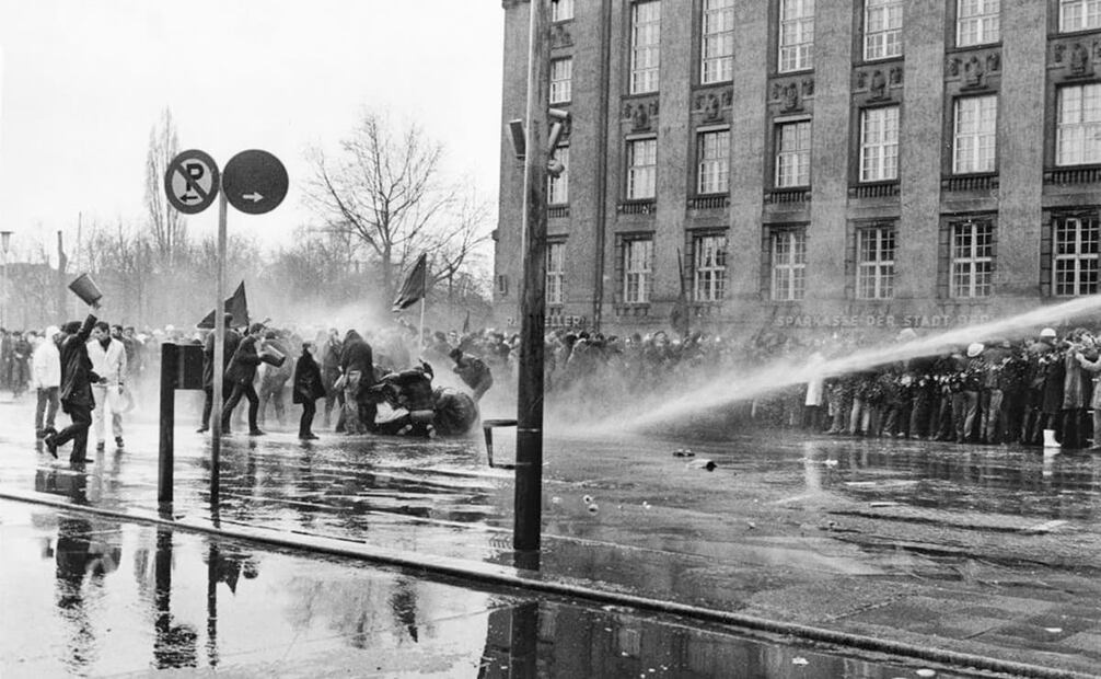 Represión durante una protesta en Alemania, 1968. El diálogo entre jóvenes y gobierno fue nulo; según la edición de EL UNIVERSAL del 14 de abril de 1968, el Estado germánico incluso amenazó con endurecer la respuesta pública contra los “alumnos extremistas”, todo para restaurar el orden social. Foto: Stiftung Haus der Geschicht/Wikimedia Commons.