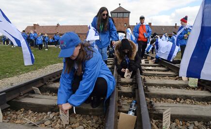 Jóvenes recuerdan en Auschwitz a víctimas del Holocausto
