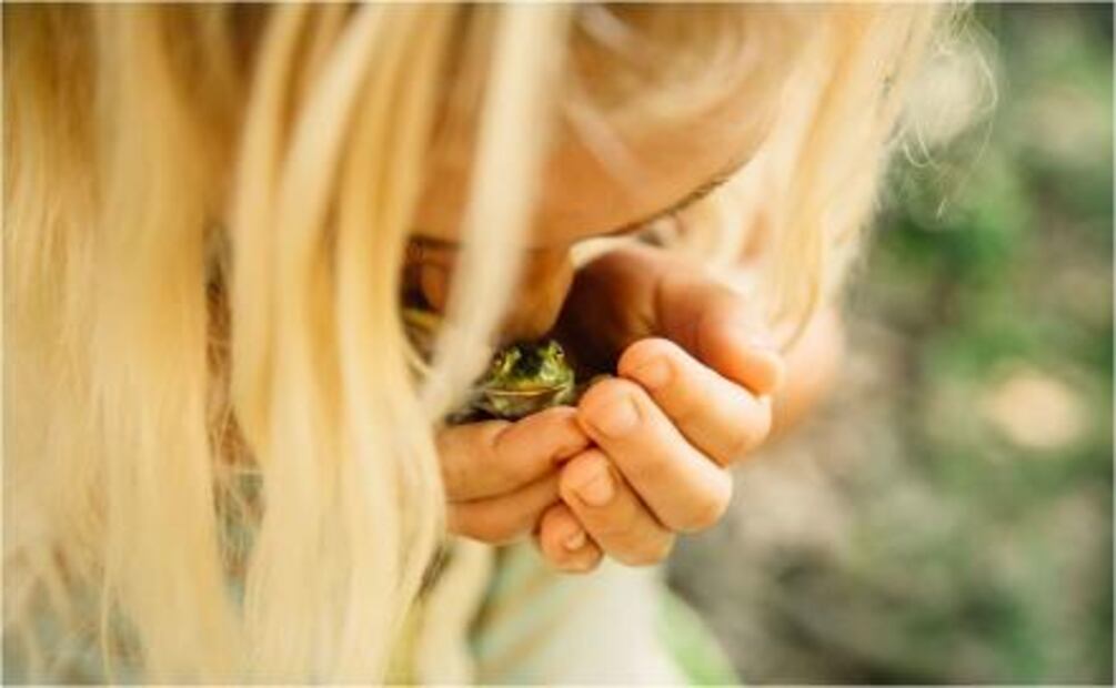 Mexicano recibe premio por capturar erupción de volcán en Colima 