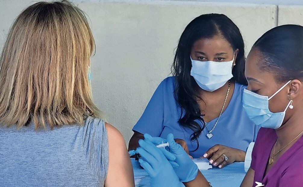 Vacunación de mexicanos en Miami, Florida. Foto: EL UNIVERSAL