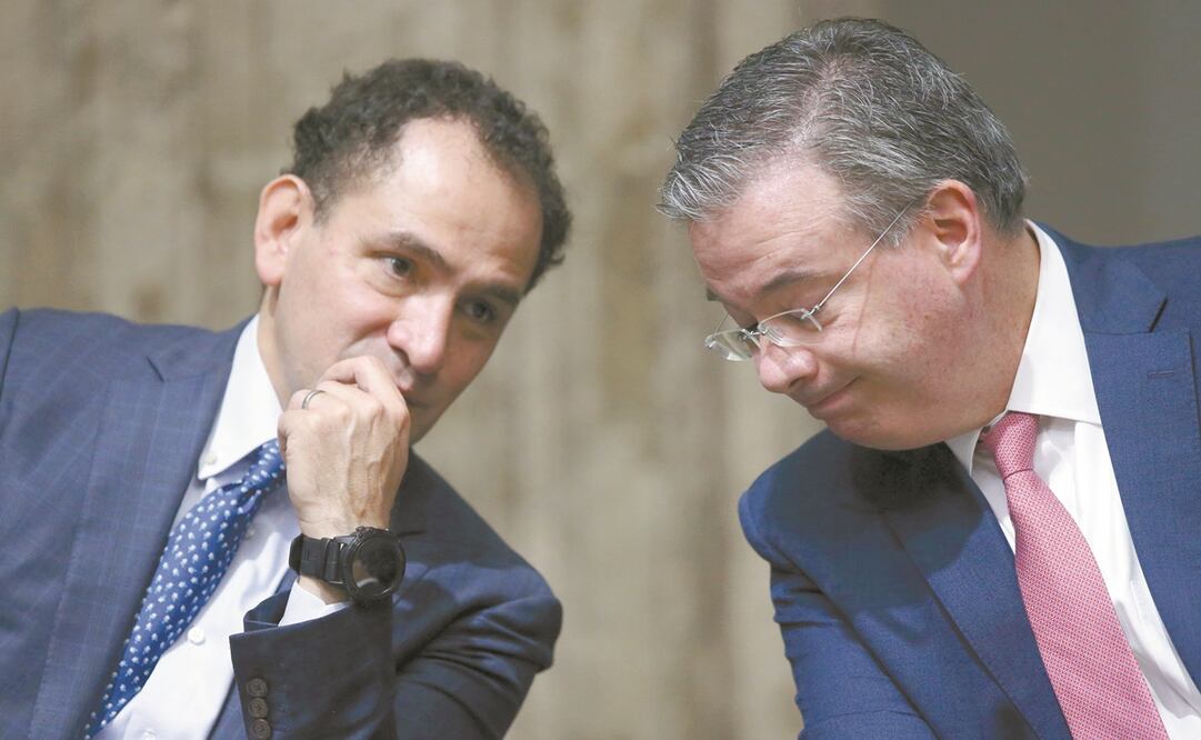 Arturo Herrera, secretario de Hacienda, y Alejandro Díaz de León, gobernador del Banxico, al presentar la Política Nacional de Inclusión Financiera. El titular de SHCP dijo que México tendrá mayor tiempo de respuesta al brote viral. Foto: Reuters