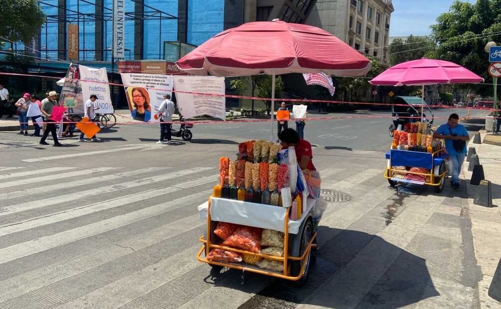 Comerciantes ambulantes y bicitaxis sacan provecho a marchas y plantones en la CDMX (15/05/2025). Foto:  Juan Carlos Williams / EL UNIVERSAL