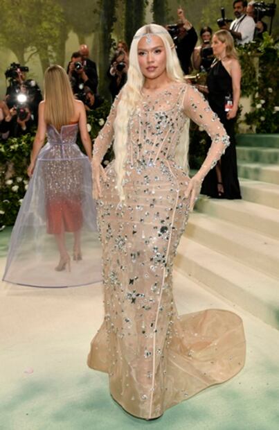 Así llegó Karol G a sus primera Met Gala. Foto: AP