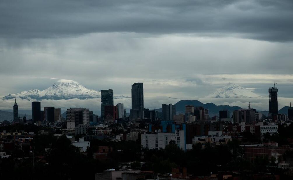 CIUDAD DE MÉXICO, 23NOVIEMBRE2023.- Los volcanes Popocatépetl e Iztaccíhuatl son visibles desde la zona poniente de la capital del país. Ambos con presencia de nieve en las cúpulas. FOTO: GALO CAÑAS/CUARTOSCURO.COM