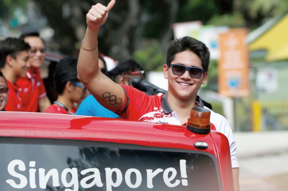 Gran gratificación se llevó Schooling, quien venciera a Phelps (EDGAR SU. REUTERS)